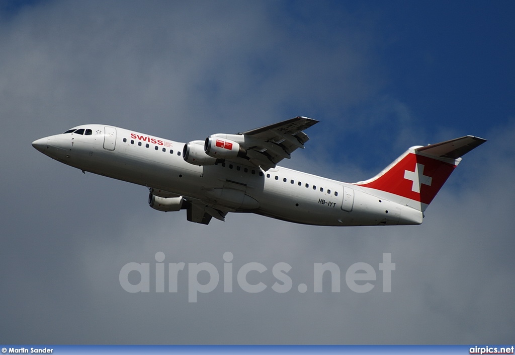 HB-IYT, British Aerospace Avro RJ100, Swiss International Air Lines