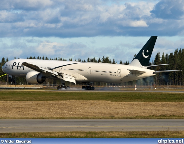 AP-BHW, Boeing 777-300ER, Pakistan International Airlines (PIA)