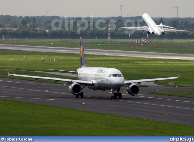 D-AIPK, Airbus A320-200, Lufthansa