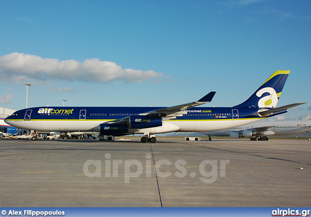 EC-KHU, Airbus A340-300, Air Comet