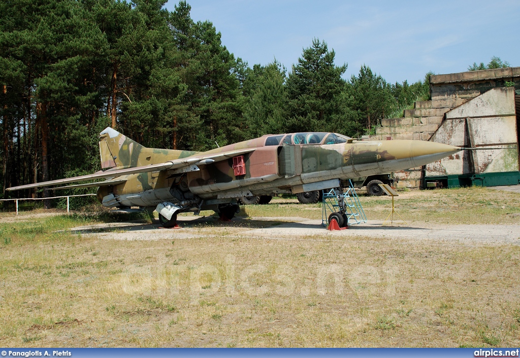 103, Mikoyan-Gurevich MiG-23UB Flogger C, East German Air Force