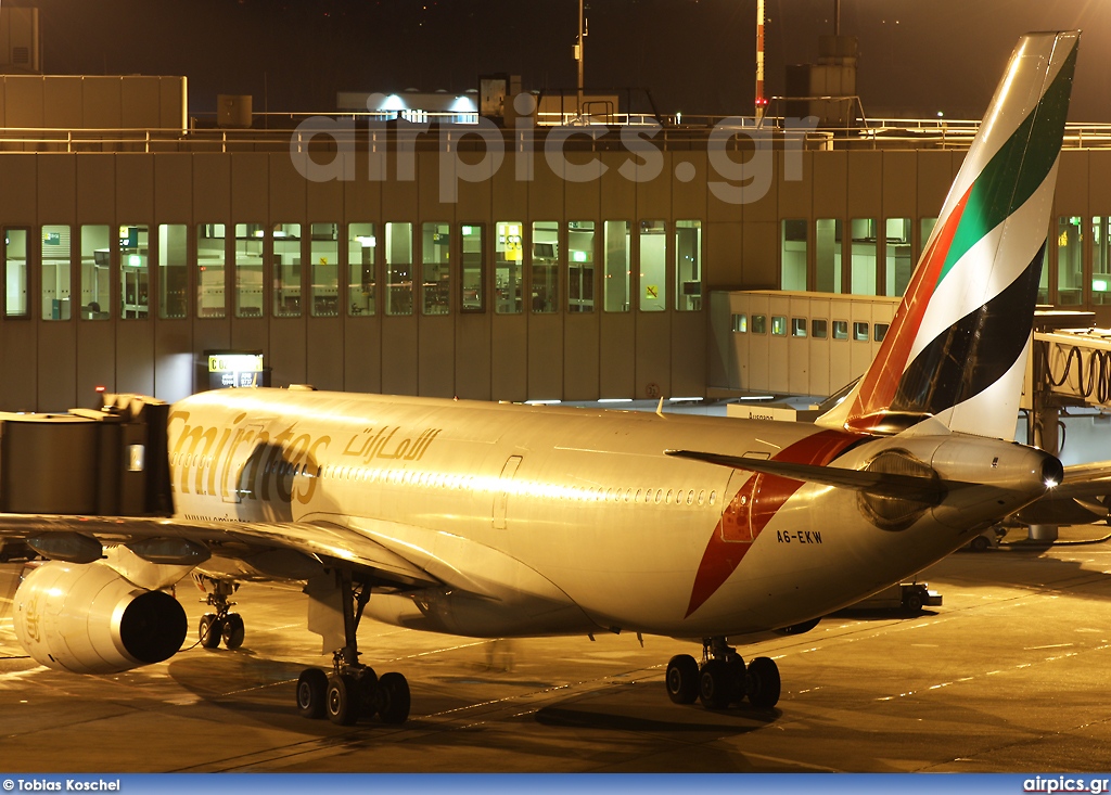 A6-EKW, Airbus A330-200, Emirates