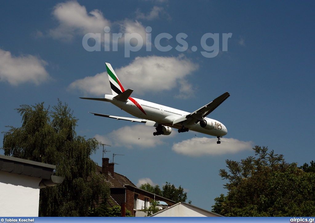 A6-EMQ, Boeing 777-300, Emirates