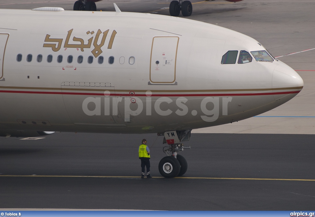 A6-EYM, Airbus A330-200, Etihad Airways