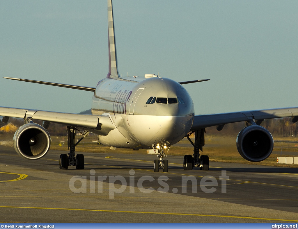 A7-AEN, Airbus A330-300, Qatar Airways