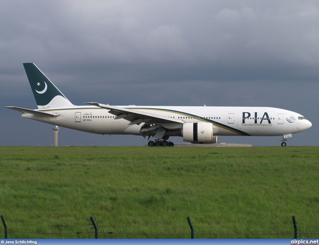 AP-BGJ, Boeing 777-200ER, Pakistan International Airlines (PIA)