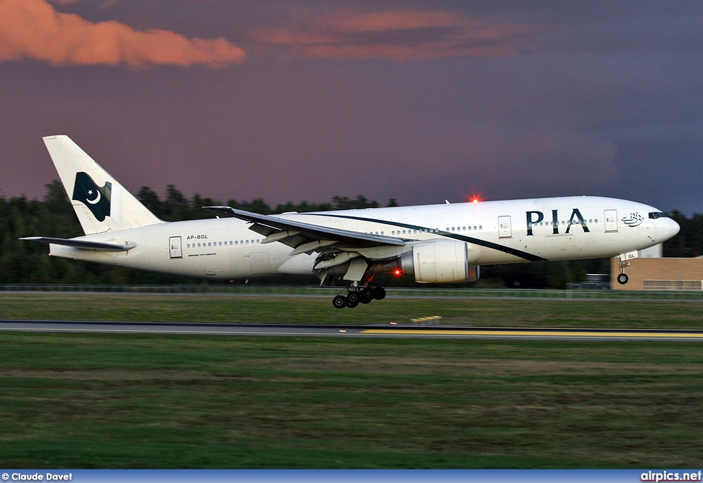 AP-BGL, Boeing 777-200ER, Pakistan International Airlines (PIA)