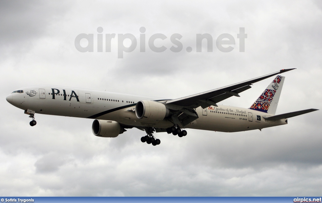 AP-BHW, Boeing 777-300ER, Pakistan International Airlines (PIA)