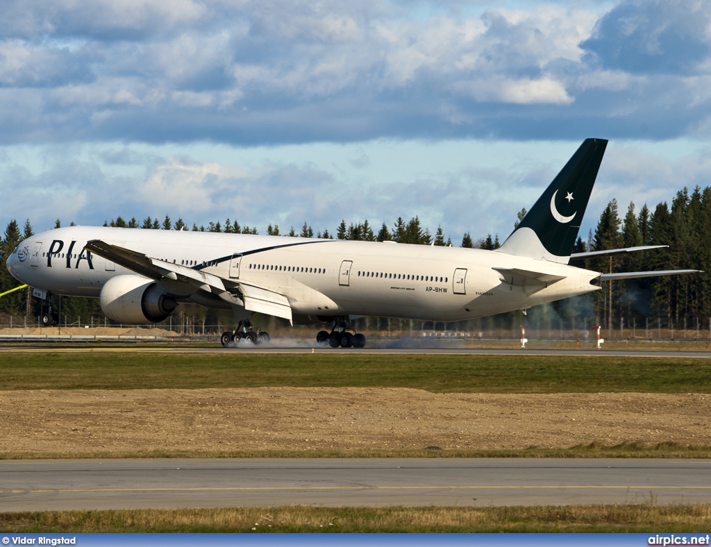 AP-BHW, Boeing 777-300ER, Pakistan International Airlines (PIA)