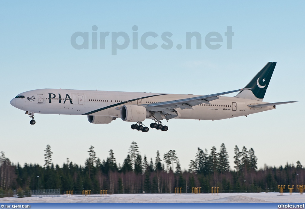 AP-BHW, Boeing 777-300ER, Pakistan International Airlines (PIA)