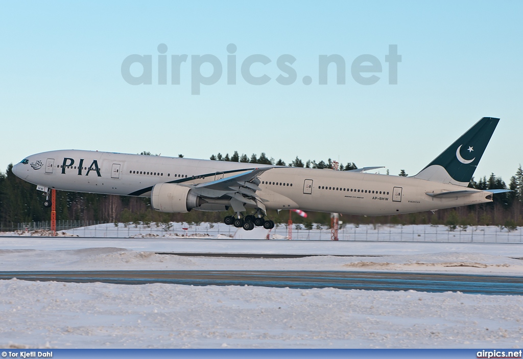 AP-BHW, Boeing 777-300ER, Pakistan International Airlines (PIA)