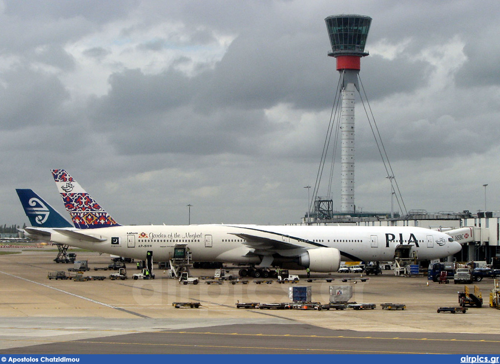 AP-BHW, Boeing 777-300ER, Pakistan International Airlines (PIA)