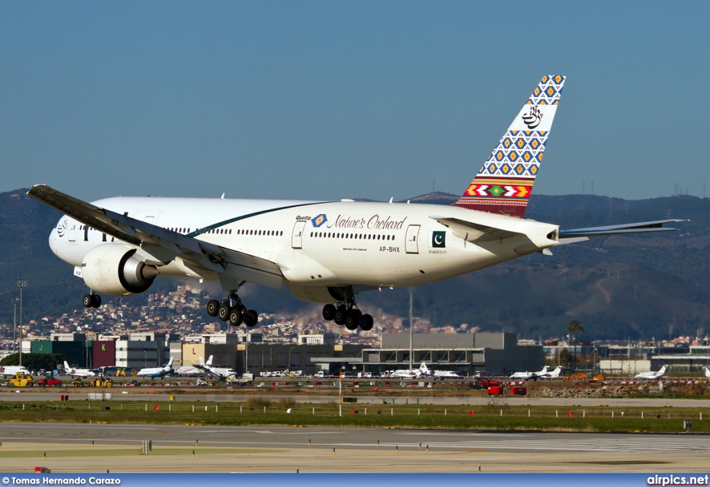 AP-BHX, Boeing 777-200ER, Pakistan International Airlines (PIA)