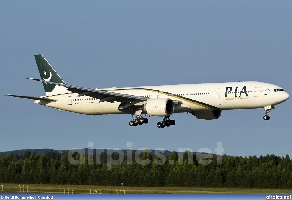 AP-BID, Boeing 777-300ER, Pakistan International Airlines (PIA)