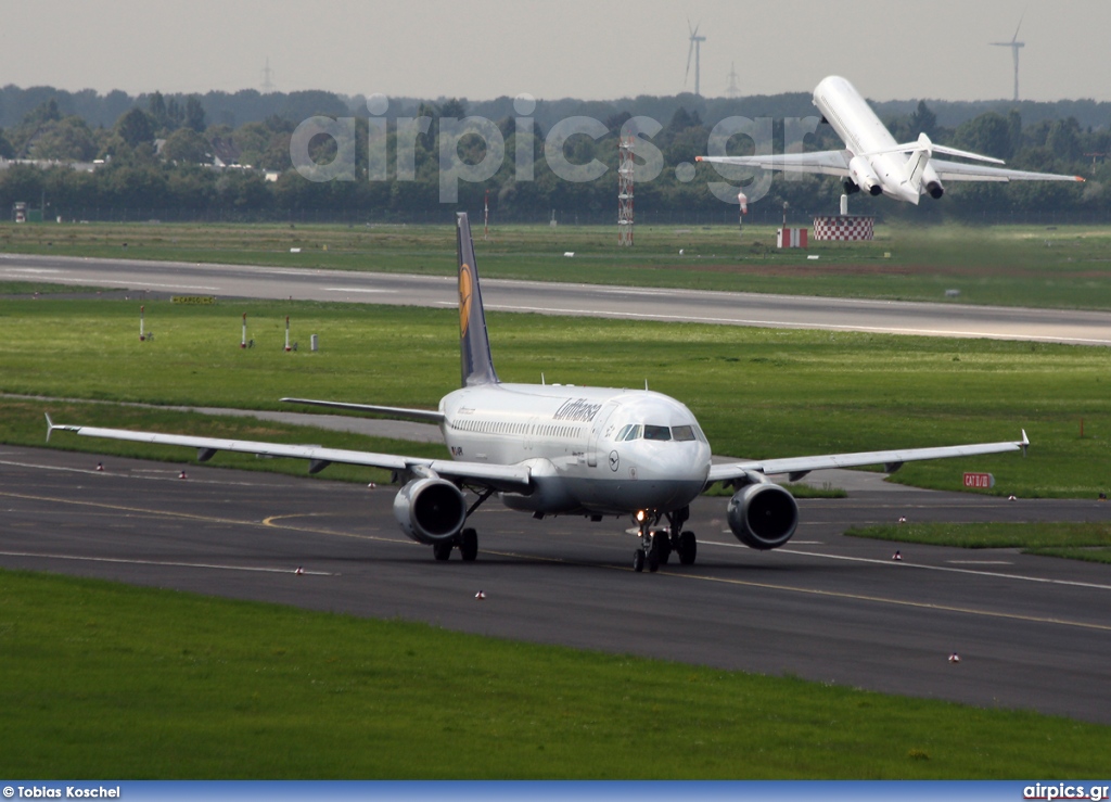 D-AIPK, Airbus A320-200, Lufthansa