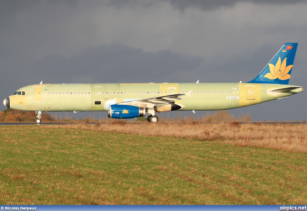 D-AZAH, Airbus A321-200, Vietnam Airlines