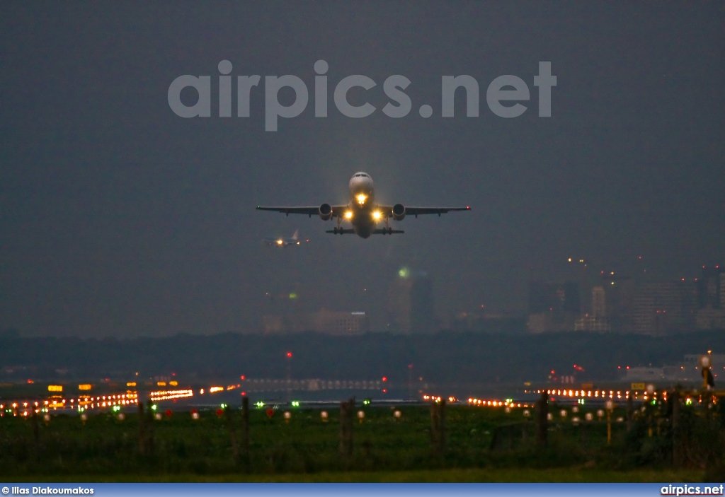 EC-KKT, Airbus A320-200, Vueling