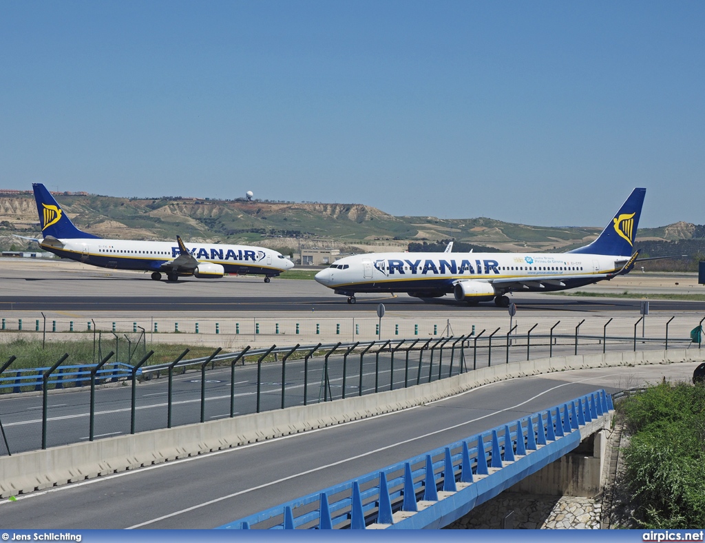 EI-DYF, Boeing 737-800, Ryanair