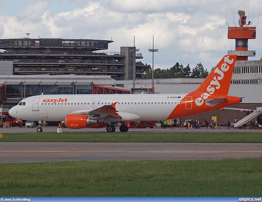 G-EZUA, Airbus A320-200, easyJet