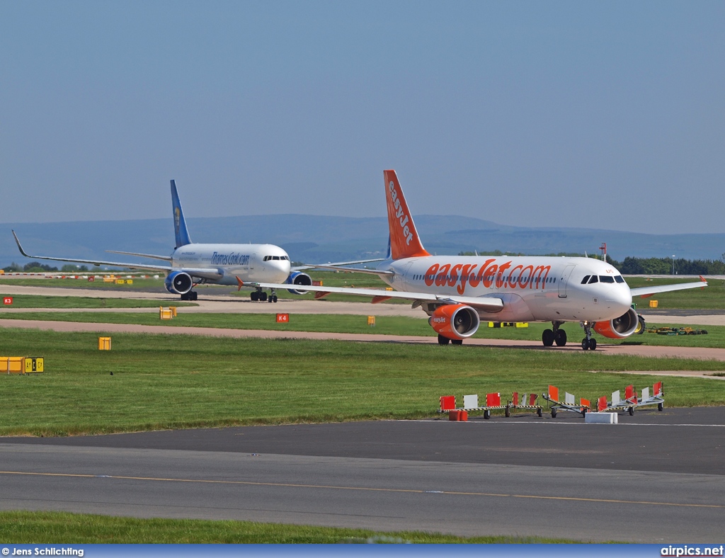 G-EZUG, Airbus A320-200, easyJet