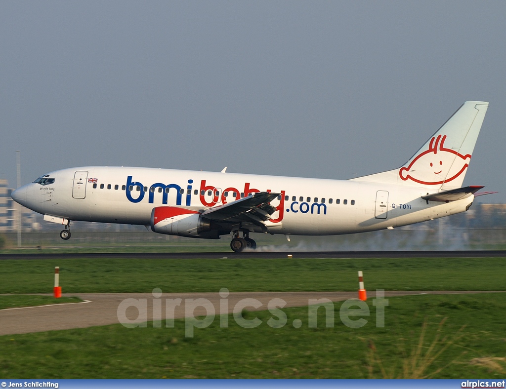 G-TOYI, Boeing 737-300, bmibaby