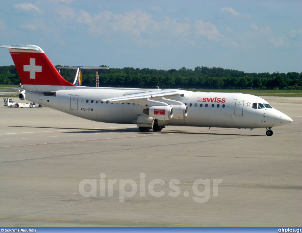 HB-IYW, British Aerospace Avro RJ100, Swiss International Air Lines