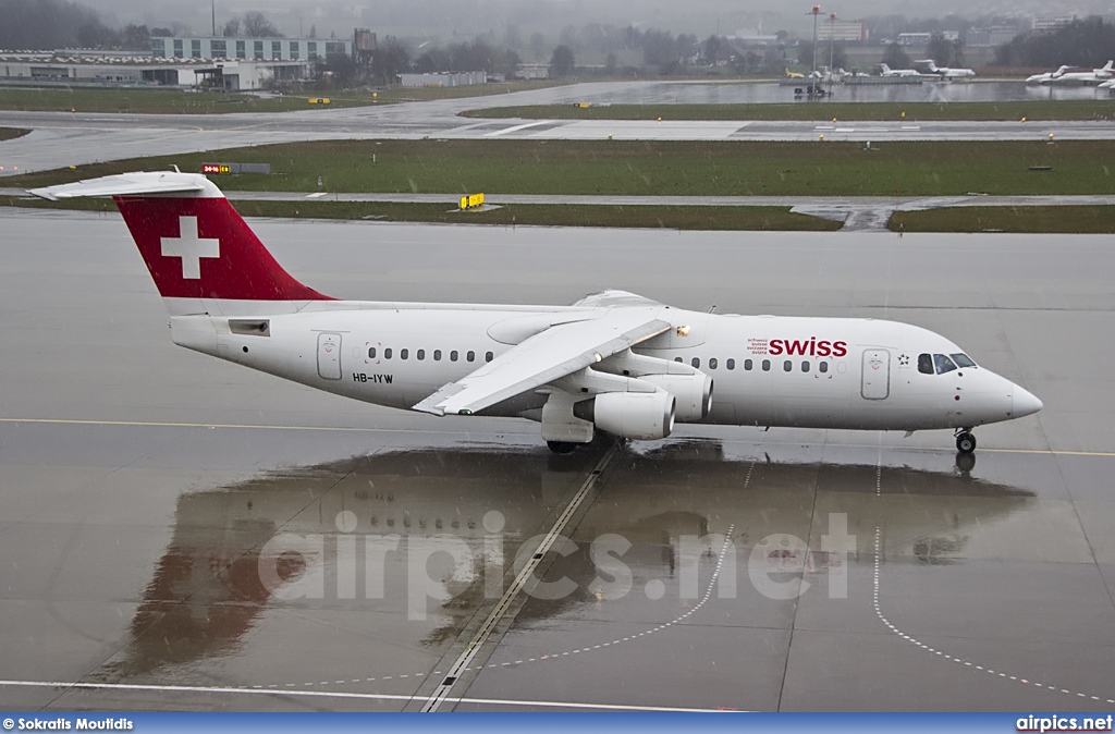 HB-IYW, British Aerospace Avro RJ100, Swiss International Air Lines