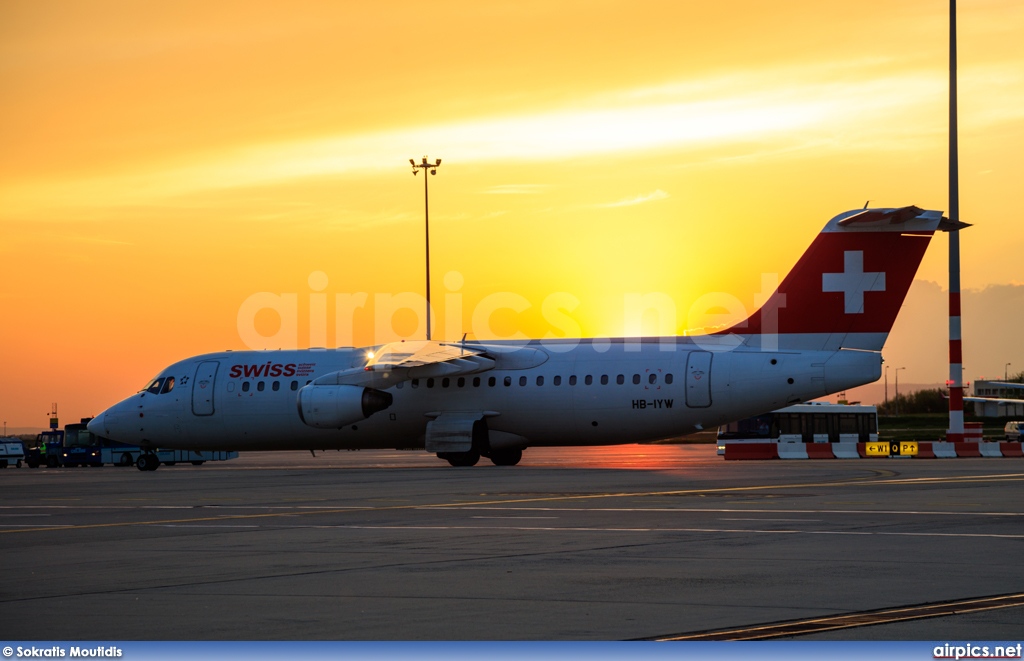 HB-IYW, British Aerospace Avro RJ100, Swiss International Air Lines