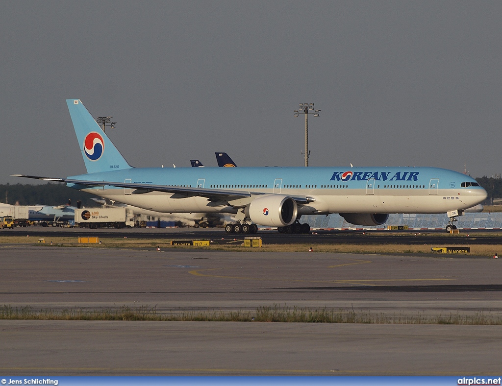 HL8216, Boeing 777-300ER, Korean Air