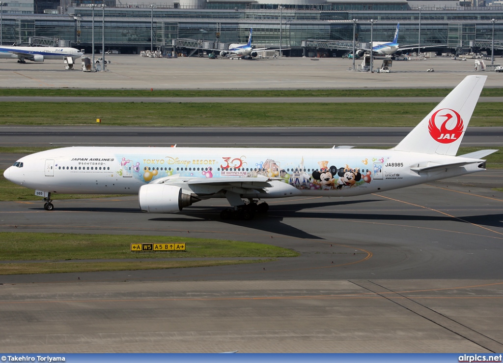 JA8985, Boeing 777-200, Japan Airlines