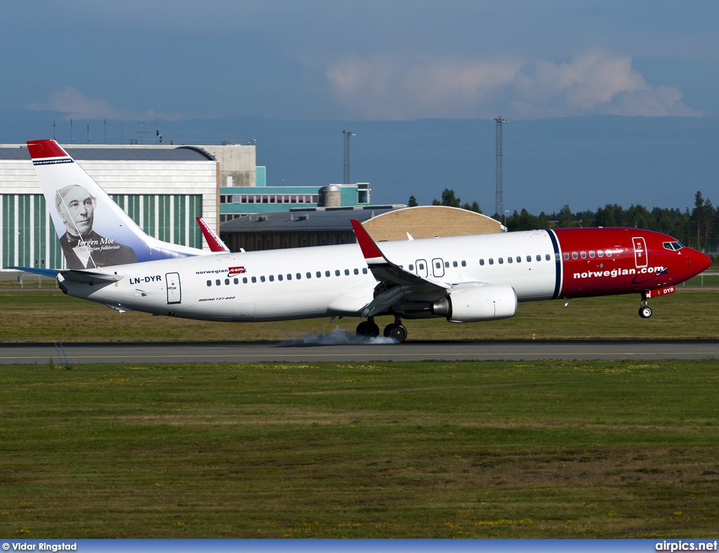 LN-DYR, Boeing 737-800, Norwegian Air Shuttle