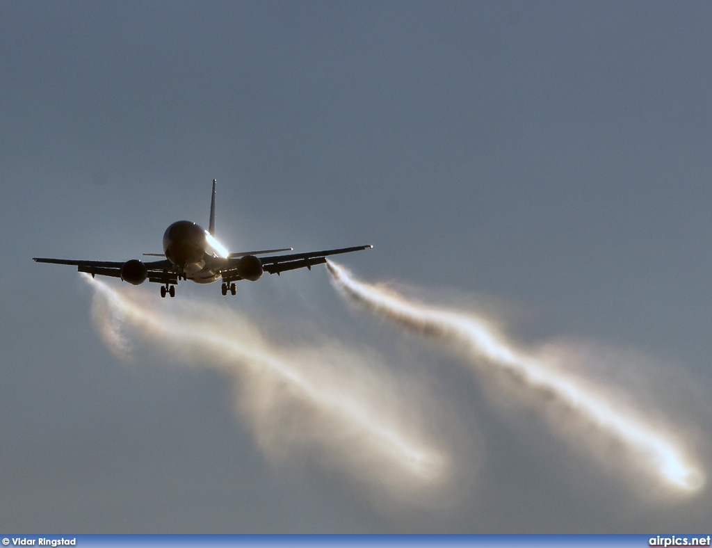 LN-KKG, Boeing 737-300, Norwegian Air Shuttle