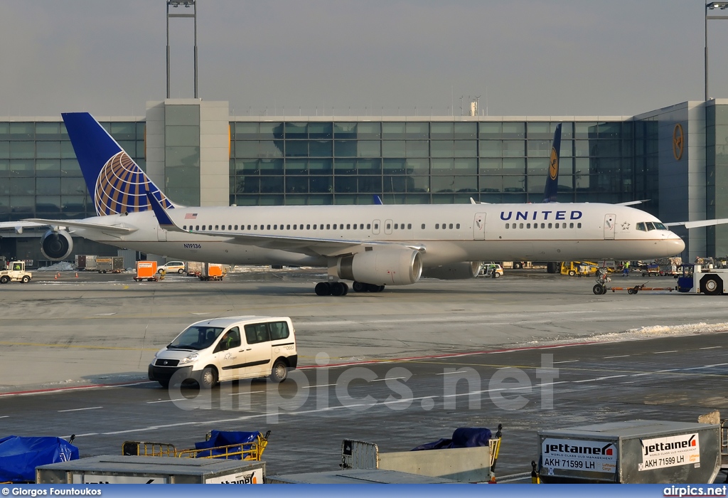 N19136, Boeing 757-200, United Airlines