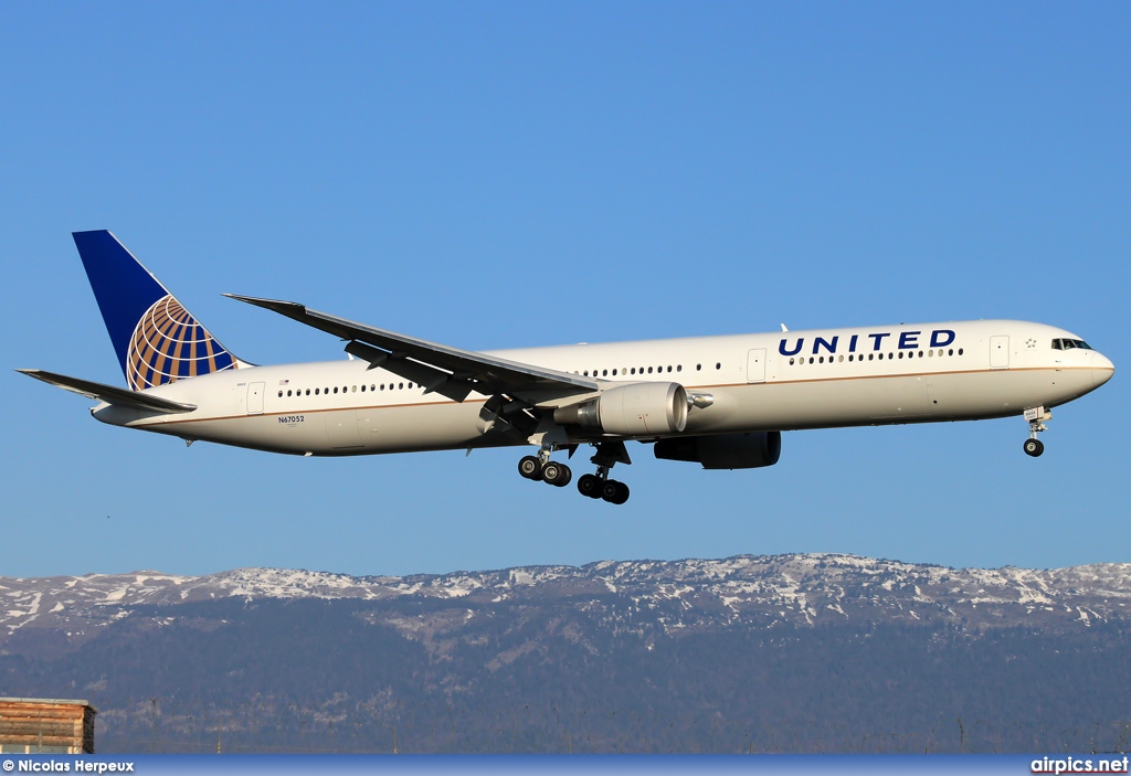 N67052, Boeing 767-400ER, United Airlines