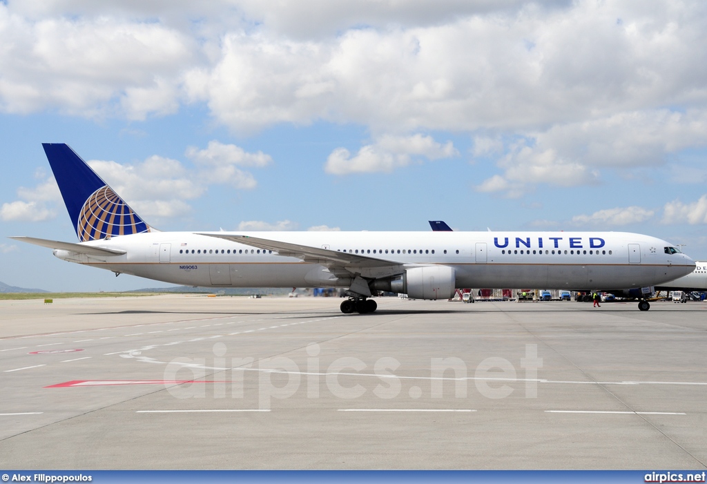 N69063, Boeing 767-400ER, United Airlines