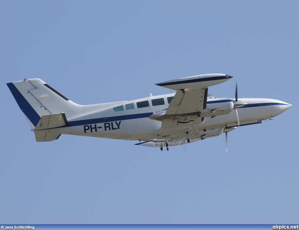 PH-RLY, Cessna 402, Private