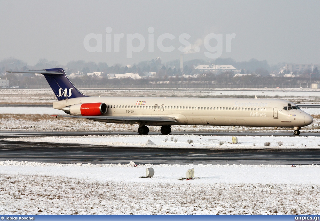 SE-DIN, McDonnell Douglas MD-82, Scandinavian Airlines System (SAS)