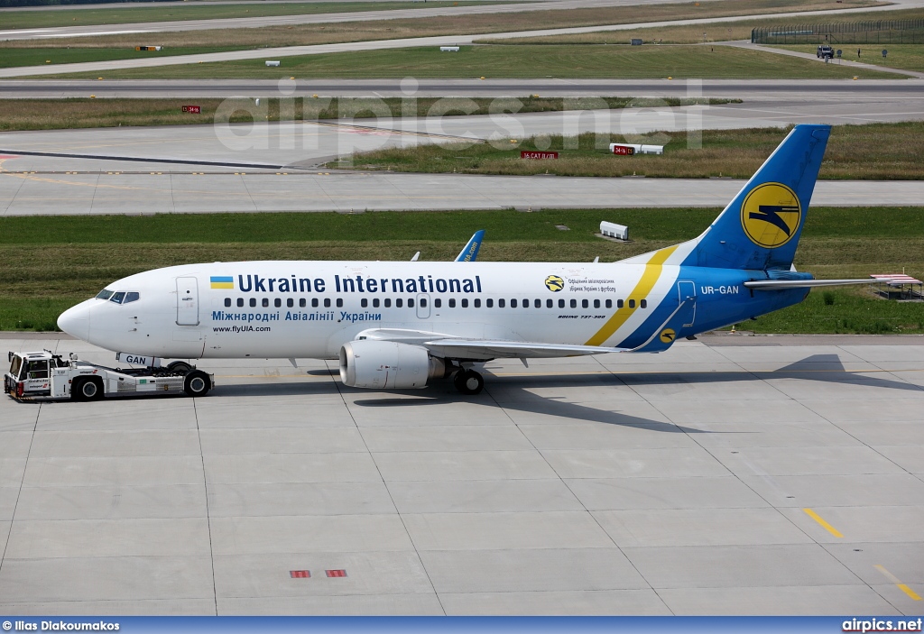 UR-GAN, Boeing 737-300, Ukraine International Airlines