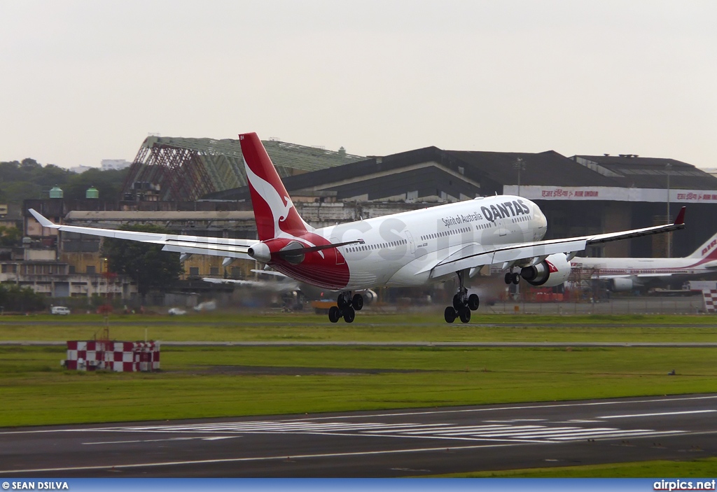 VH-EBH, Airbus A330-200, Qantas