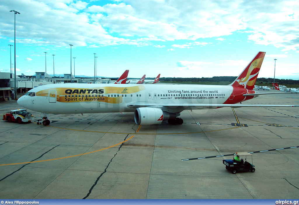 VH-OGL, Boeing 767-300ER, Qantas