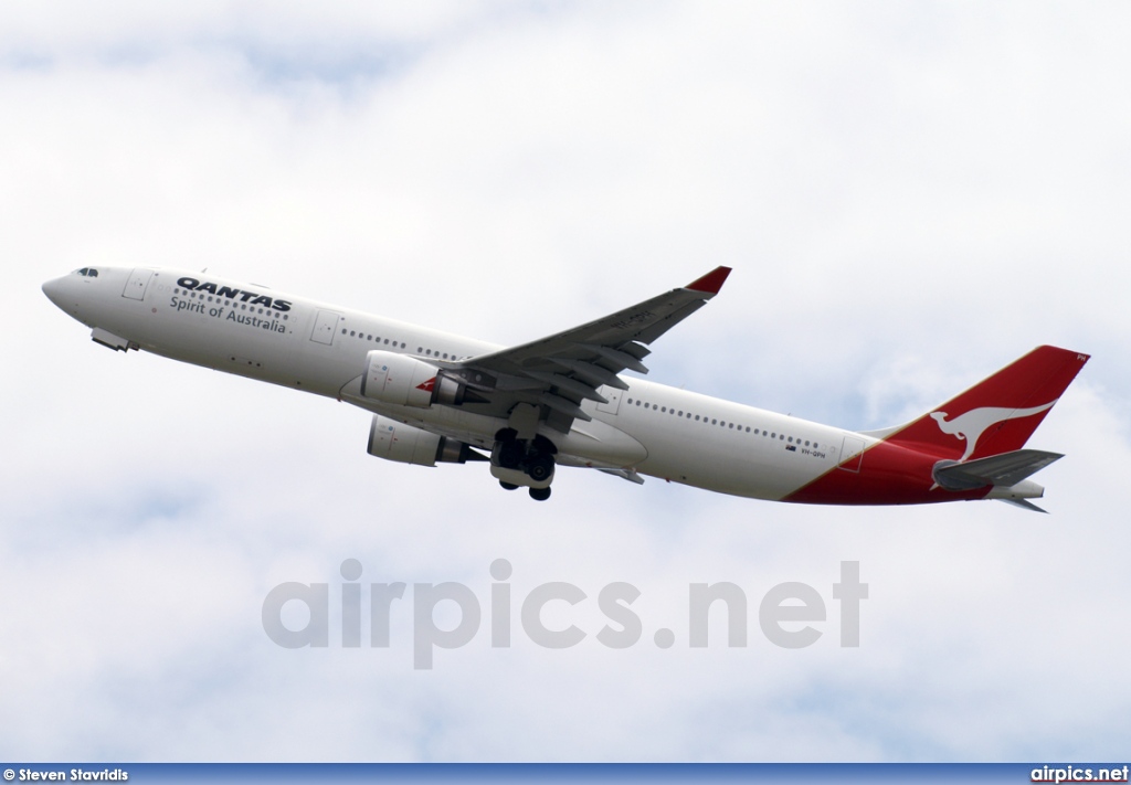 VH-QPH, Airbus A330-300, Qantas