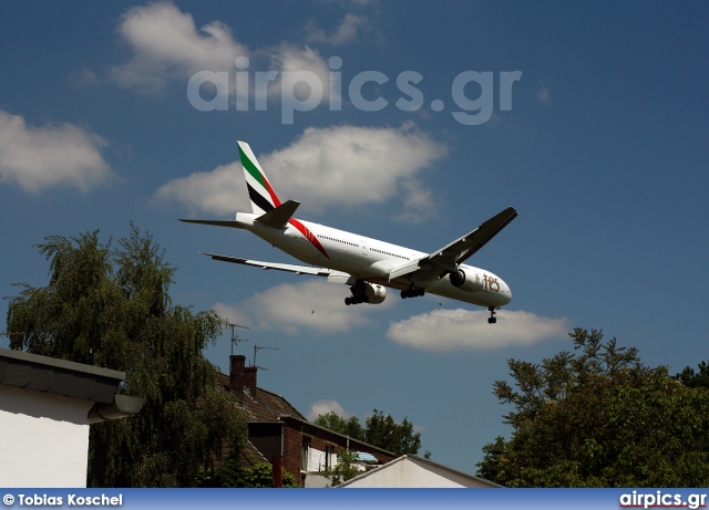 A6-EMQ, Boeing 777-300, Emirates