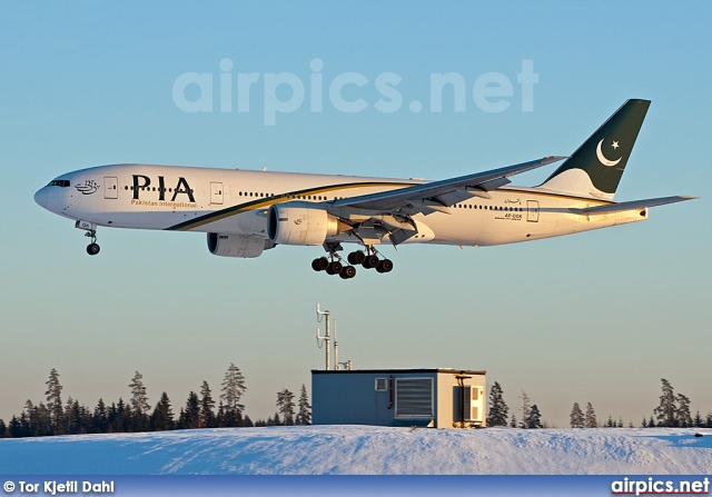 AP-BGK, Boeing 777-200ER, Pakistan International Airlines (PIA)