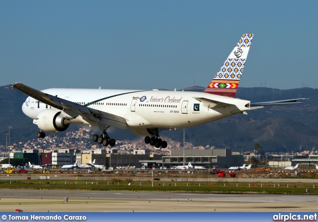 AP-BHX, Boeing 777-200ER, Pakistan International Airlines (PIA)