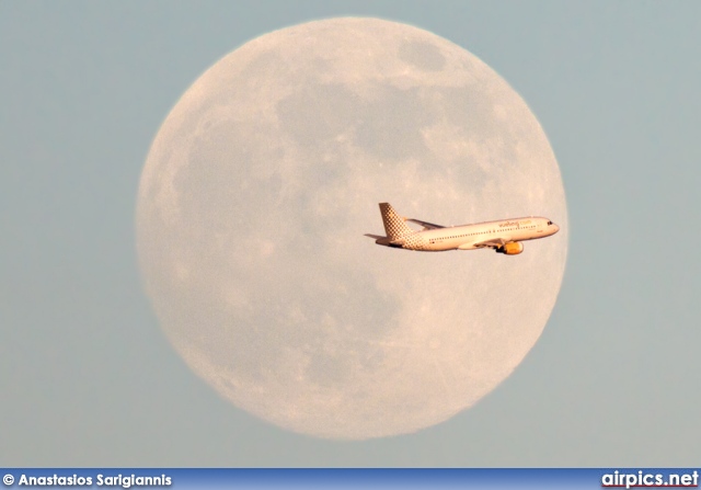 EC-LRM, Airbus A320-200, Vueling