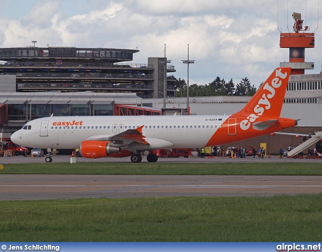 G-EZUA, Airbus A320-200, easyJet