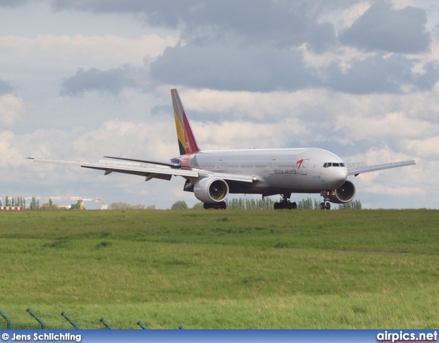 HL7597, Boeing 777-200ER, Asiana Airlines