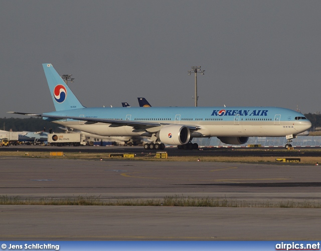 HL8216, Boeing 777-300ER, Korean Air