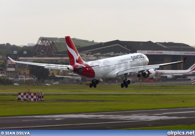 VH-EBH, Airbus A330-200, Qantas