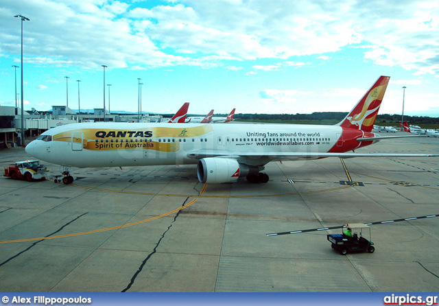 VH-OGL, Boeing 767-300ER, Qantas